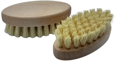 Trüffelbürste: Reinigung & Pflege – Hochwertige Bürste mit optimalen Borsten für schonende Trüffelreinigung unter fließendem Wasser. Graviert mit „I ❤️ Trüffel Allgäu & Istrien“ Logo. €12,90.