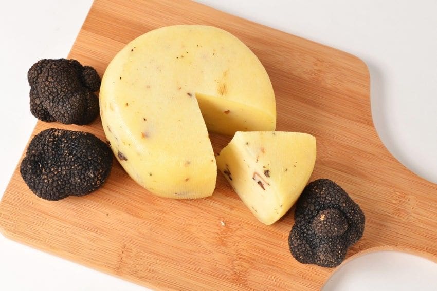 Gold Line Allgäuer Trüffelkäse - Kuhkäse mit schwarzen Trüffel ca. 250g – Bild 1